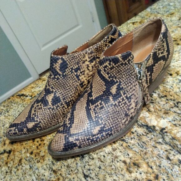 Women's Chelsea & Violet Booties Size 6M Beige & Black Faux Snake Skin Print - Picture 4 of 12